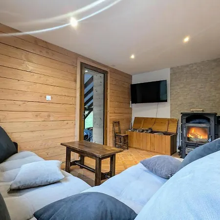 בית נופש Hetre Pourpre ונטרון